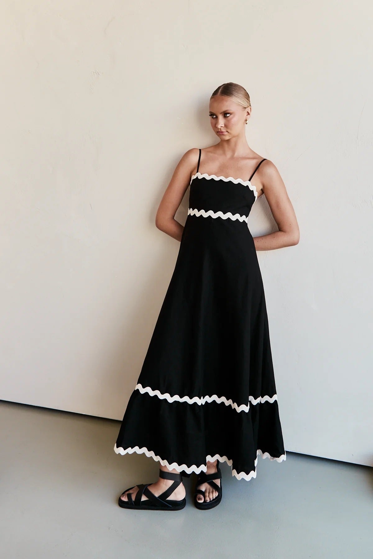 Robe longue à bretelles motif ondulé