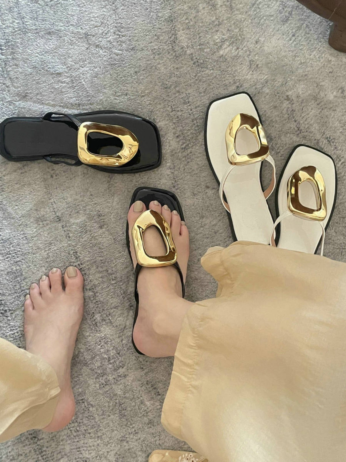 Tongs à semelle plate